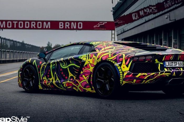 Modifikasi Lamborghini Aventador dengan kelir motif Psychedelic Design