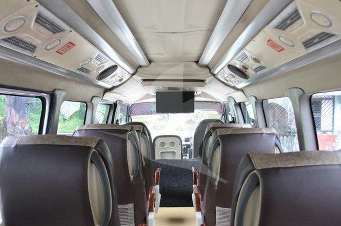 Ilustrasi mobil travel.