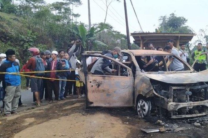 Toyota Calya hangus terbakar, dua jasad ditemukan di dalam kabin