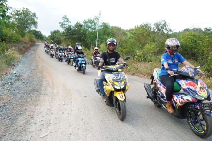 Turing komunitas Yamaha Aerox menuju acara MAXI Yamaha Day 2019 di Banjarbaru, Kalimantan Selatan.