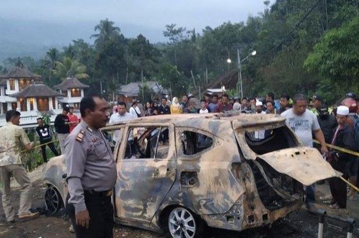 Ayah dan anak sudah dikenali karena nyaris menjadi arang terbakar di dalam mobil