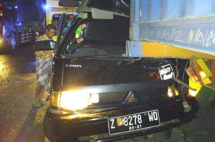 Kondisi truk pikap yang menabrak bagian belakang kontainer, Selasa (27/8/2019) dini hari.   