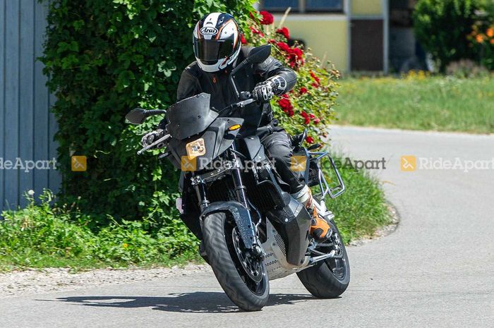 Penampilan test drive mesin KTM mengunakan bodi KTM 790 Duke.