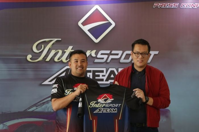 Akbar Rais (kiri) bersama Kent Rusli dalam konfrensi pers Intersport AR Team di Serpong, Banten (27/8)