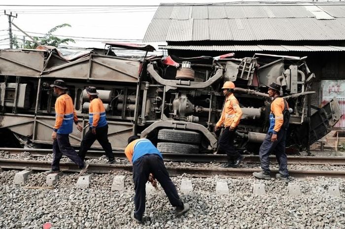 Bus PO Agra Mas terguling usai terseret kereta api di Karawang Timur