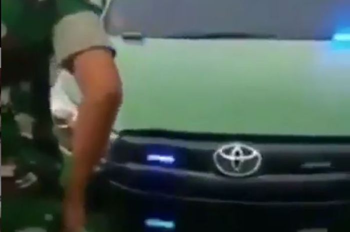 Toyota Innova Venturer pakai pelat dinas TNI palsu