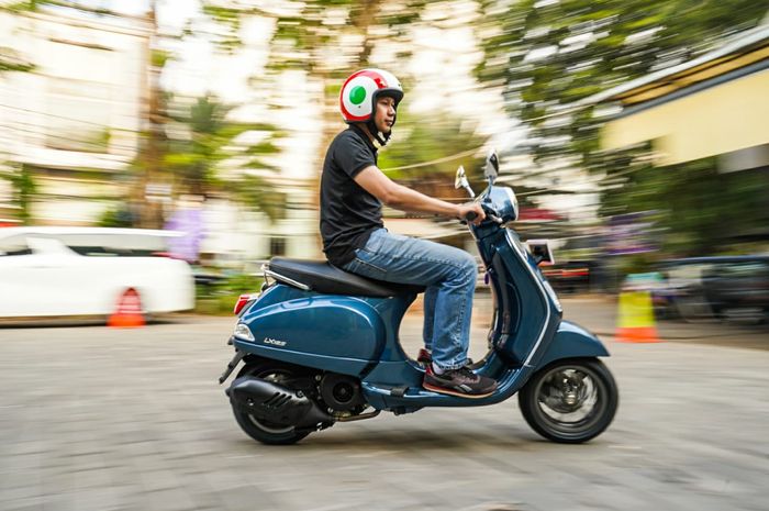 Blue Avio merupakan warna terbaru dari Vespa LX