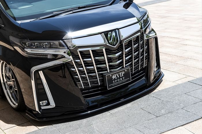 Aksen krom masih tersaji