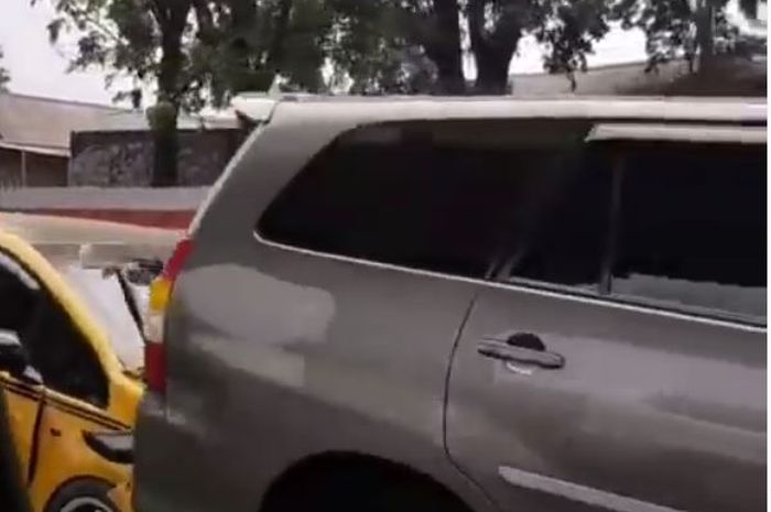 Kijang Innova terangkat pantat terlibat tabrakan beruntun di tol Jakarta-Cikampek