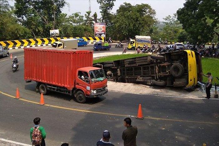 Bus Karunia Bakti terguling di Tikungan Tapal Kuda Cugenang Cianjur