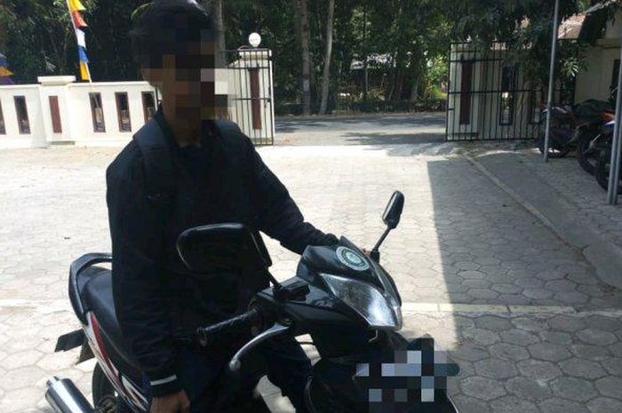 Pengendara motor yang nekat datang ke Polsek Bulupesantren tanpa memakai helm