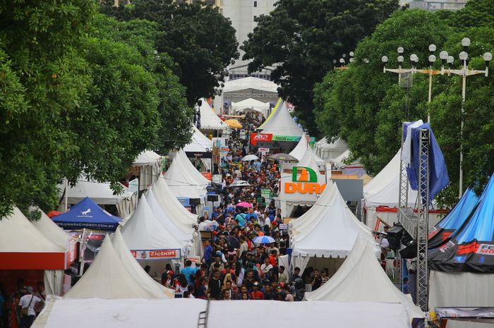 Keramaian bursa produk otomotif di Otobursa Tumplek Blek 2018.