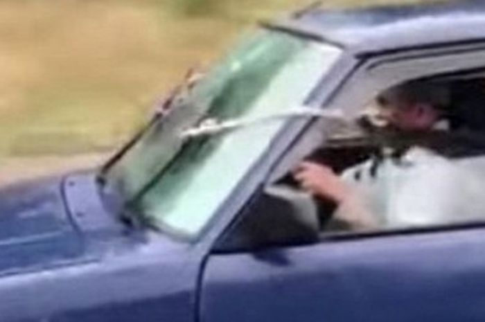 Tangkapan layar video seorang pengemudi asal Turki yang memperbaiki wipernya yang rusak dengan cara unik