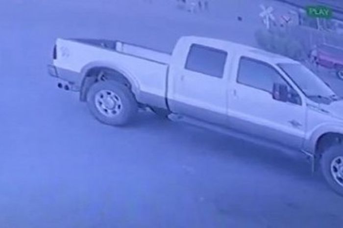 Rekaman CCTV saat pikap Chevy merah milik William Kelley dicuri 