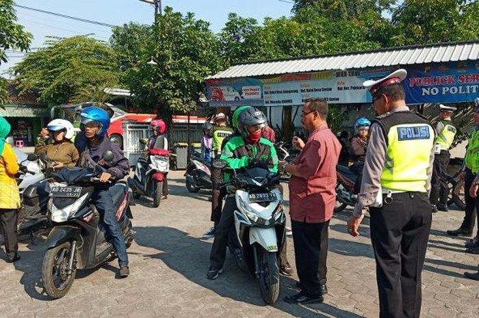 Ilustrasi razia kendaraan  bermotor oleh kepolisian