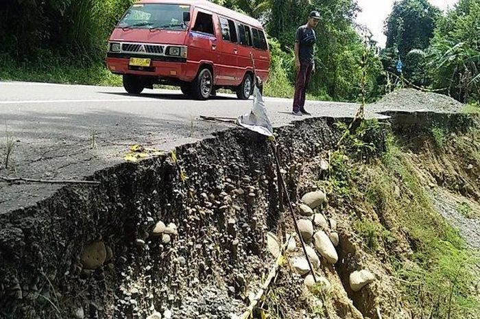 Rute nasional Bireuen-Takengon Aceh longsor