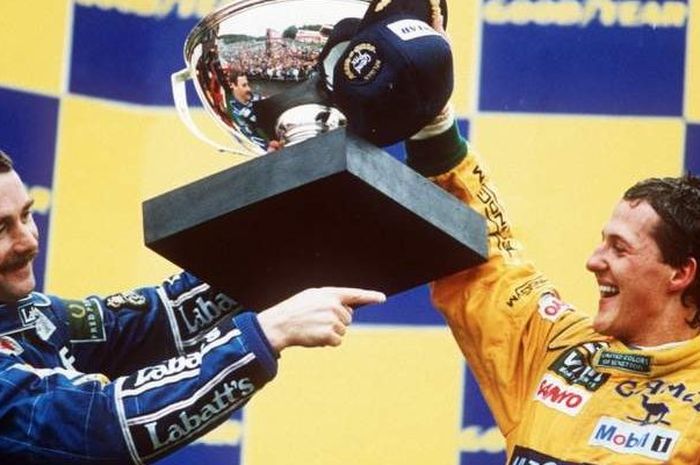 Kemenangan pertama Michael Schumacher datang di F1 Belgia 1992, setelah mengalahkan juara dunia bertahan, Nigel Mansell (kiri)