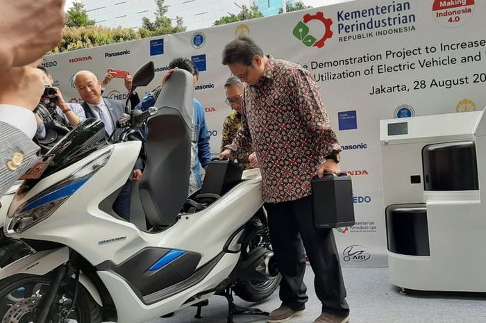 Kemenperin dan Nedo memulai proyek demonstrasi efisiensi motor listrik menggunakan Honda PCX