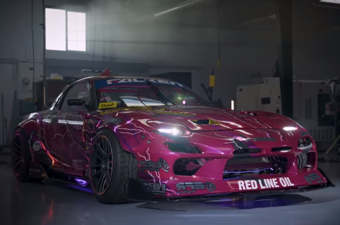 Mazda RX-7 berkelir magenta dengan motif petir milik Aaron Parker