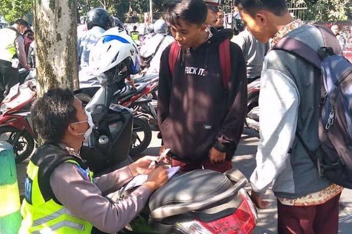 Sejumlah pelajar pengendara motor terjaring razia dalam rangka Operasi Patuh Semeru 2019 di Jombang, Kamis (29/8/2019) 