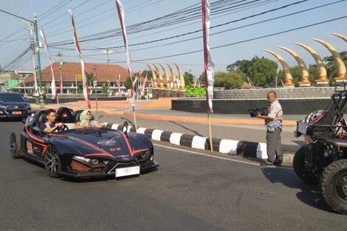 Bupati Sragen Kusdinar Untung Yuni Sukowati berkeliling Kecamatan Sragen gunakan mobil listrik, Kamis (29/8/2019).  