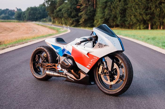 BMW R1250 RS drag bike