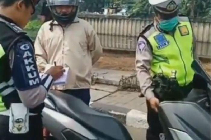 Pengendara Yamaha NMAX ditilang petugas kepolisian karena melanggar aturan