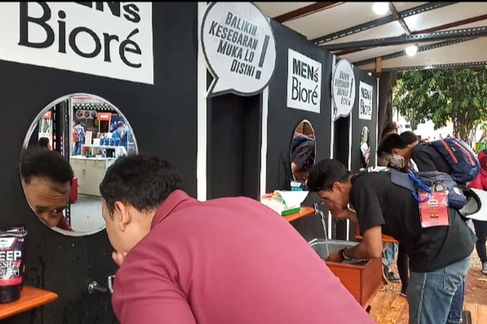 Mens Biore ajak pengunjung cuci muka gratis selama Otobursa Tumplek Blek 2019