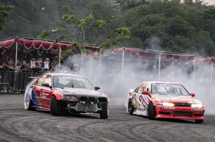 Mobil Akbar Rais (kiri) sudah tidak mumpuni di sesi Final I-Driftprix 2019 di Sirkuit Sentul