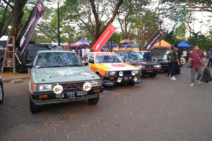 Beberapa mobil dari anggota Rally Look Indonesia di Otobursa Tumplek Blek 2019