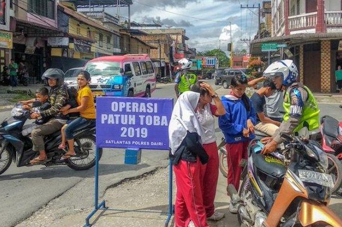 Polisis menindak tiga pelajar yang melakukan pelanggaran lalu lintas saat Operasi Patuh Toba 2019, Jumat (30/8/2019)