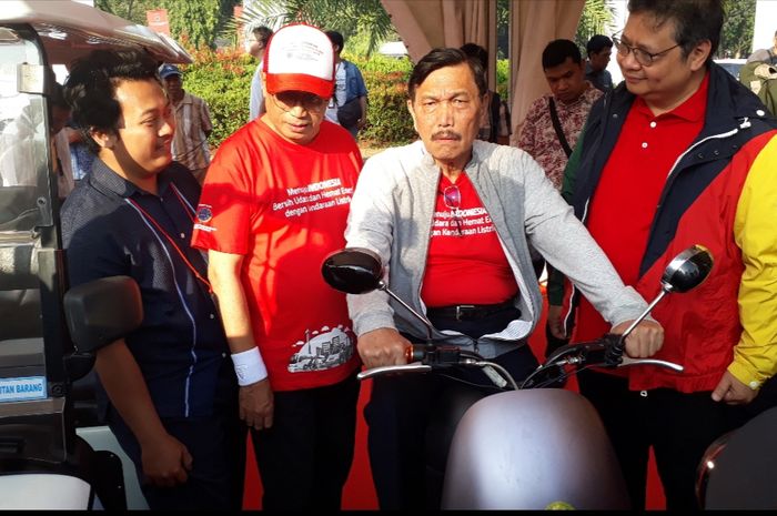 Menteri Koordinator Bidang Kemaritiman Luhut Bisnar Pandjaitan saat mencoba motor listrik