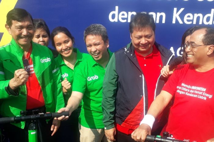 Jajaran Menteri setelah melakukan konvoi kendaraan listrik