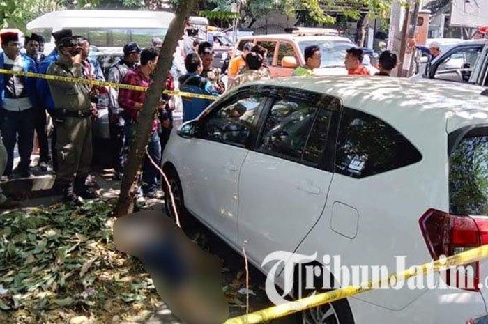 Saat anggota Polsek Gayungan dan Tim Inafis Polrestabes Surabaya melakukan olah TKP di Jalan Gayungsari Timur VIII, Surabaya, Jumat (30/8/2019). 