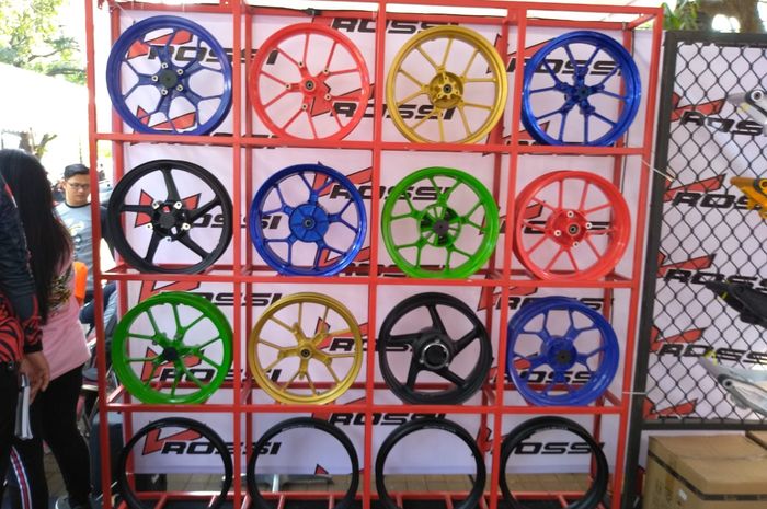 Beberapa produk pelek dari V-Rossi di gelaran Otobursa Tumplek Blek 2019