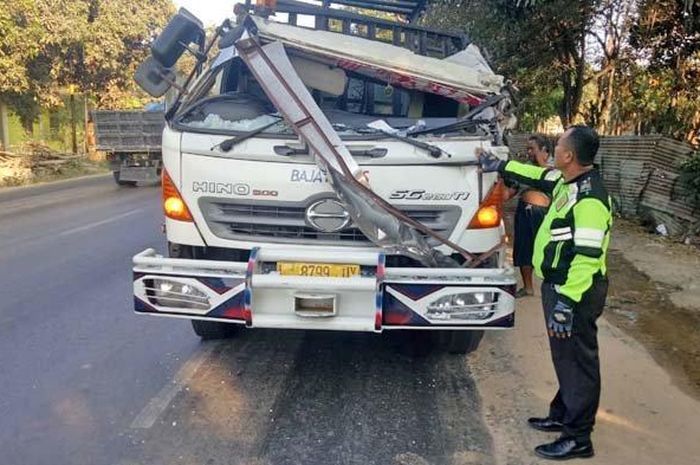 Polisi Tuban melakukan olah TKP kecelakaan yang melibatkan sepeda motor dengan truk trailer, Jumat (30/8/2019). Penumpang motor tewas di lokasi. 