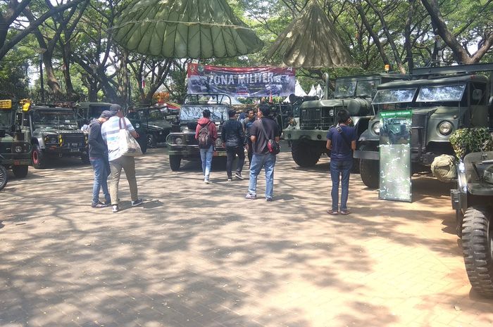 Zona militer Otobursa Tumplek Blek 2019 jadi salah satu penarik perhatian pengunjung