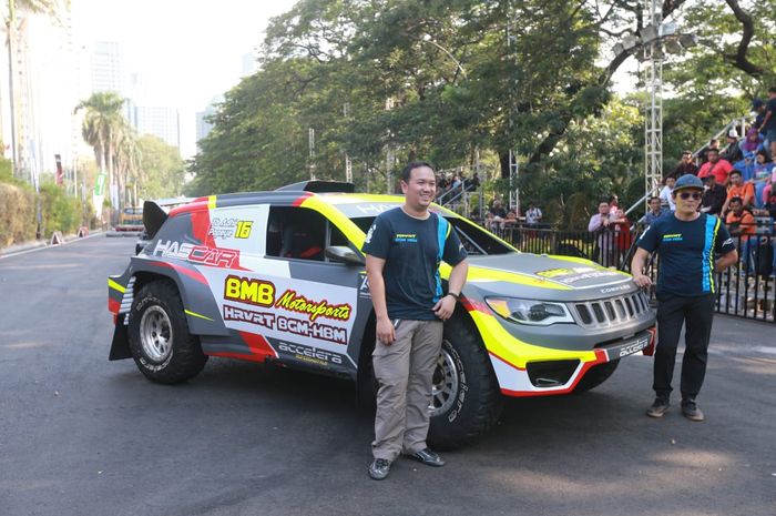 TB. Adhi dari tim BMB Motorsport - Hascar yang memperkenalkan timnya untuk Kejurnas Speed Off-road di Otobursa TumplekBlek 2019
