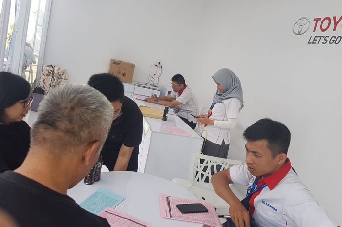 Para pengunjung saat melakukan transaksi di Booth Toyota di Otobursa Tumplek Blek 2019