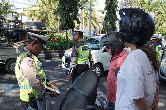Warga Negara Asing (WNA) juga ikut terjaring saat Operasi Patuh Agung di Jalan By Pass Ngurah Rai, Sabtu (31/8/2019)