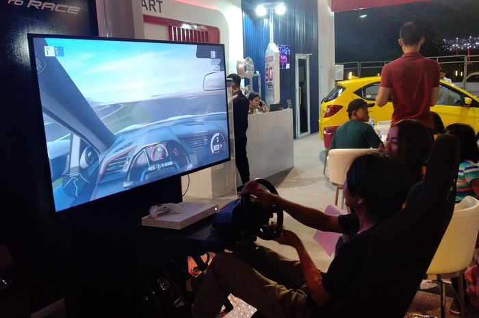 Game balap simulator menggunakan mobil Honda Civic Type R di sirkuit Silverstone, Inggris. 