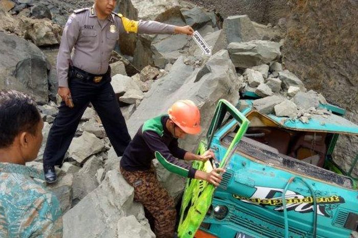 Truk tertimpa batu cadas di Kebumen