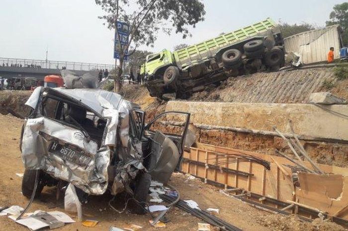 Situasi terkini lokasi kecelakaan beruntun di Tol Cipulang KM 91, Purwakarta, Jawa Barat, arah Bandung ke Jakarta, Senin (2/9/2019). Tampak truk terguling dan mobil rusak berat. 