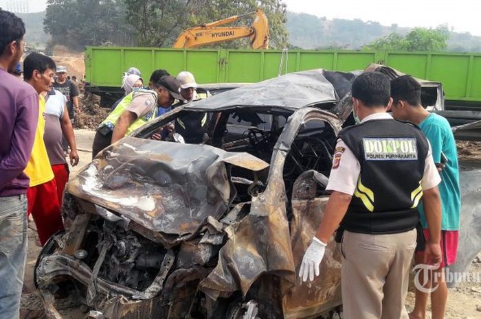 Mobil terbakar dari kecelakaan beruntun di tol Cipularang KM 91