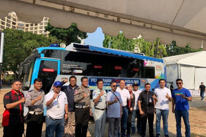 Petugas Kepolisian dan BPRD Jakarta melayani pengunjung Otobursa