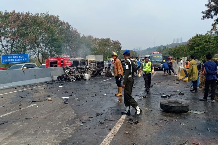 Situasi di sekitar lokasi kecelakaan beruntun yang terjadi di KM 91 Tol Cipularang.