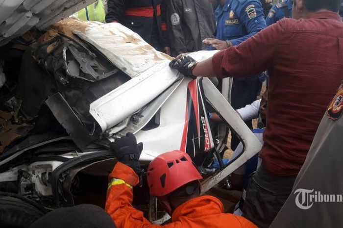 Proses evakuasi yang dilakukan petugas pada korban yang terjepit di kecelakaan beruntun di tol Cipularang KM 91