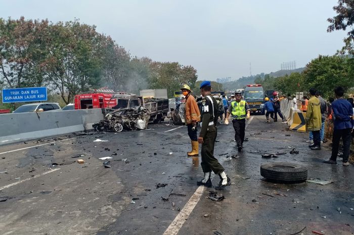 Kecelakaan beruntun ytang terjadi di tol cipularang