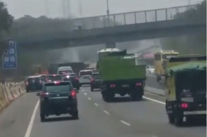 Video Detik Detik Dump Truk Menerjang Deretan Mobil Di Tol