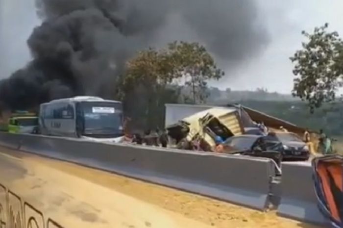 Kecelakaan beruntun di tol Cipularang